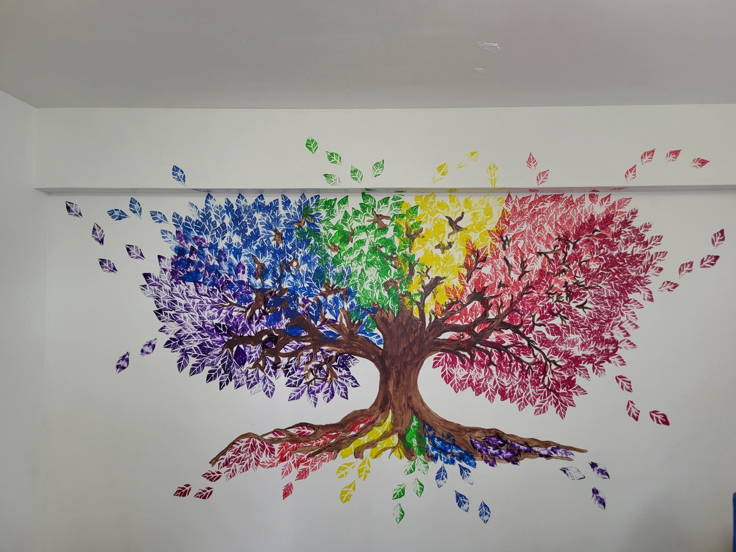 À Lamothe-Landerron, les jeunes cultivent leur créativité avec un arbre coloré !