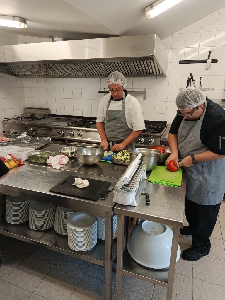 Préparation des repas par deux ouvriers de l'Auberge des Quat'Sauces